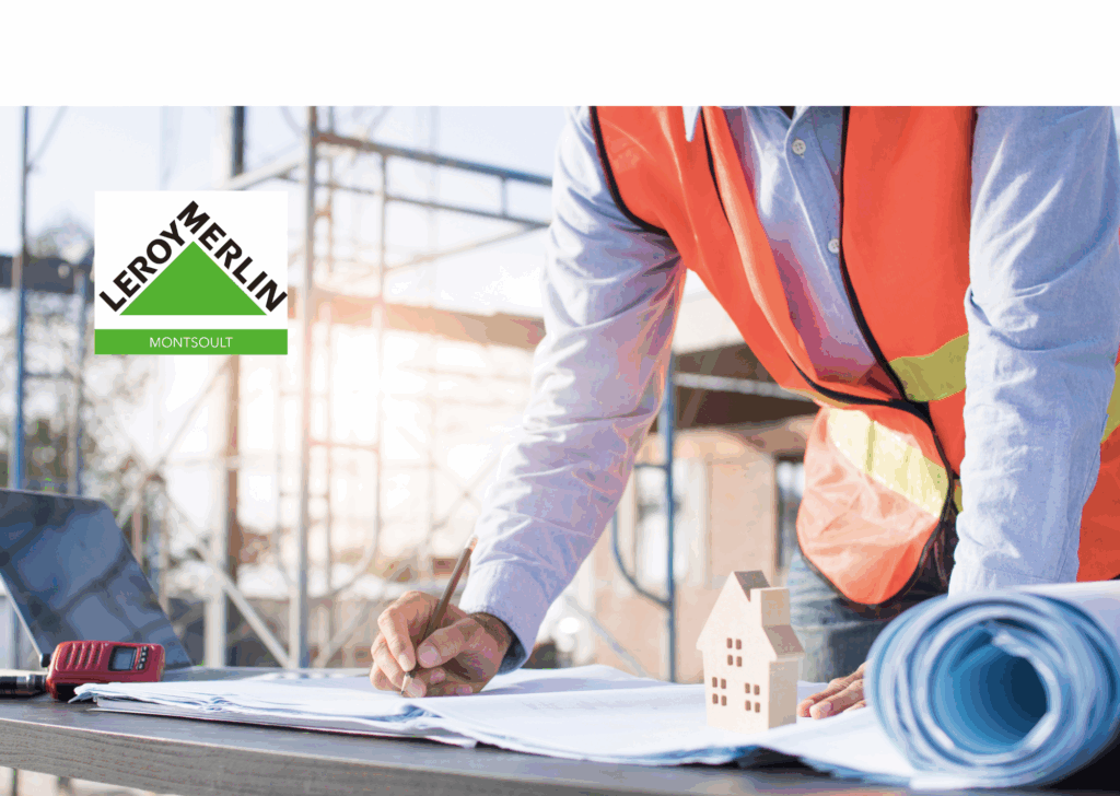 On aperçoit un homme qui porte des vêtements pour travailler sur les chantier en travaux il dessine un plan sur une feuille posé sur une table, il est debout