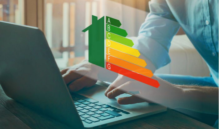 Un homme est sur son ordinateur il y a des DPE qui s'affiche en grand