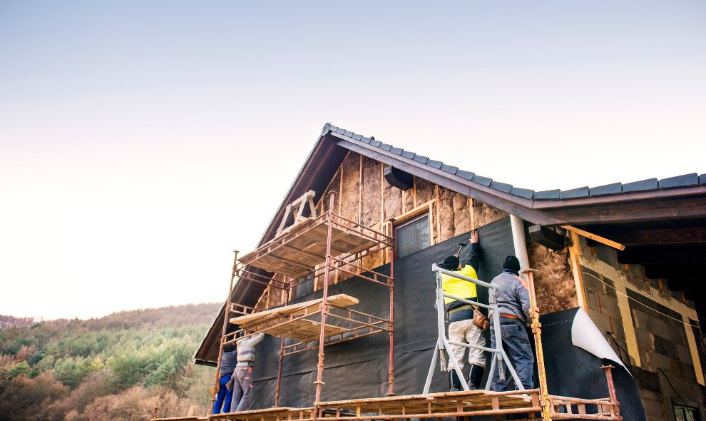 Une maison est en travaux on aperçoit des ouvriers
