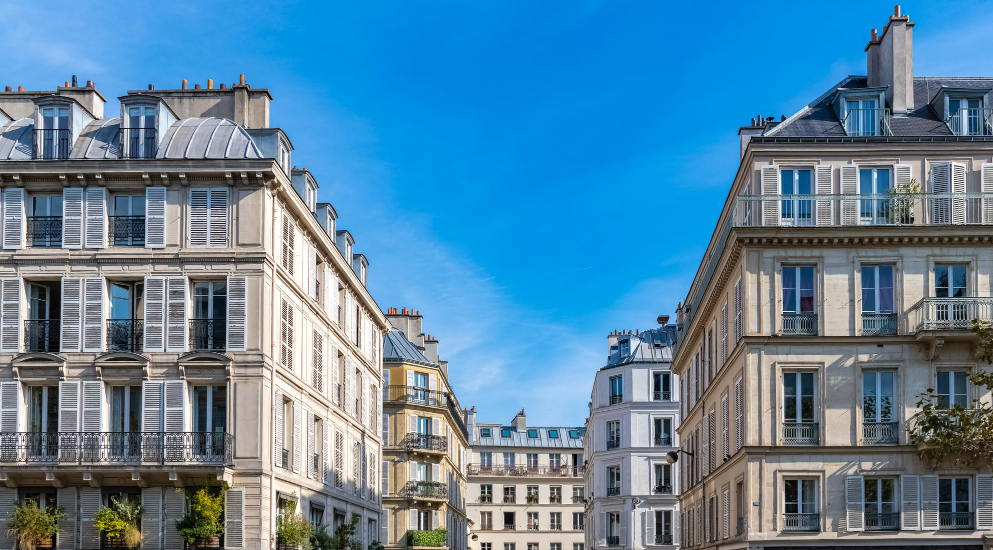 Nous apercevons une façade avec des appartements parisien
