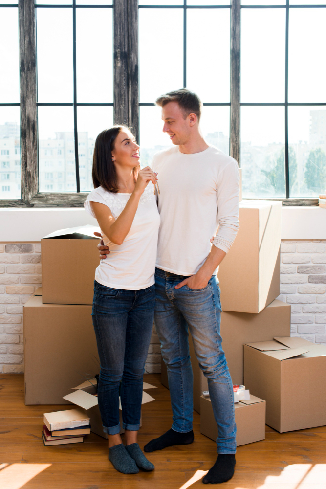 un couple se regarde avec une clé dans la main