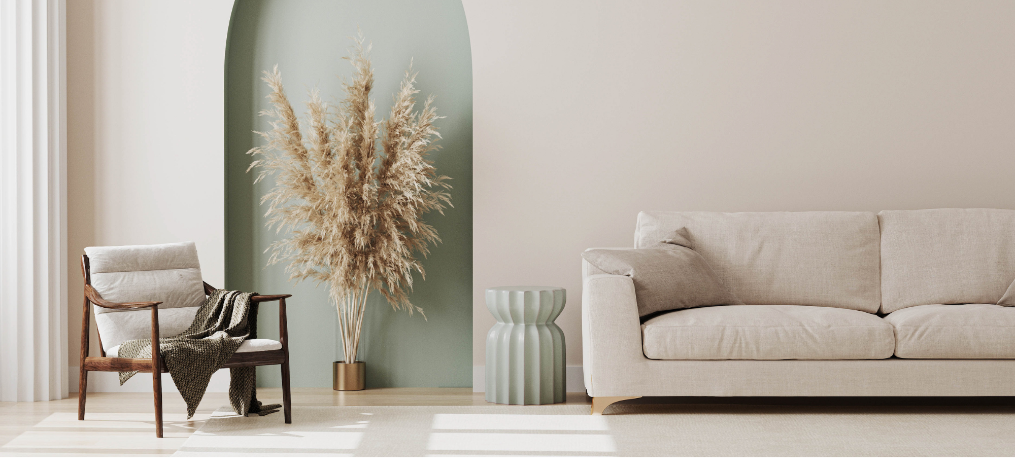 On aperçois un canapé avec une petite décoration à coté ainsi qu'un pouf, l'ambiance est assez épuré dans les couleurs beige et blanche