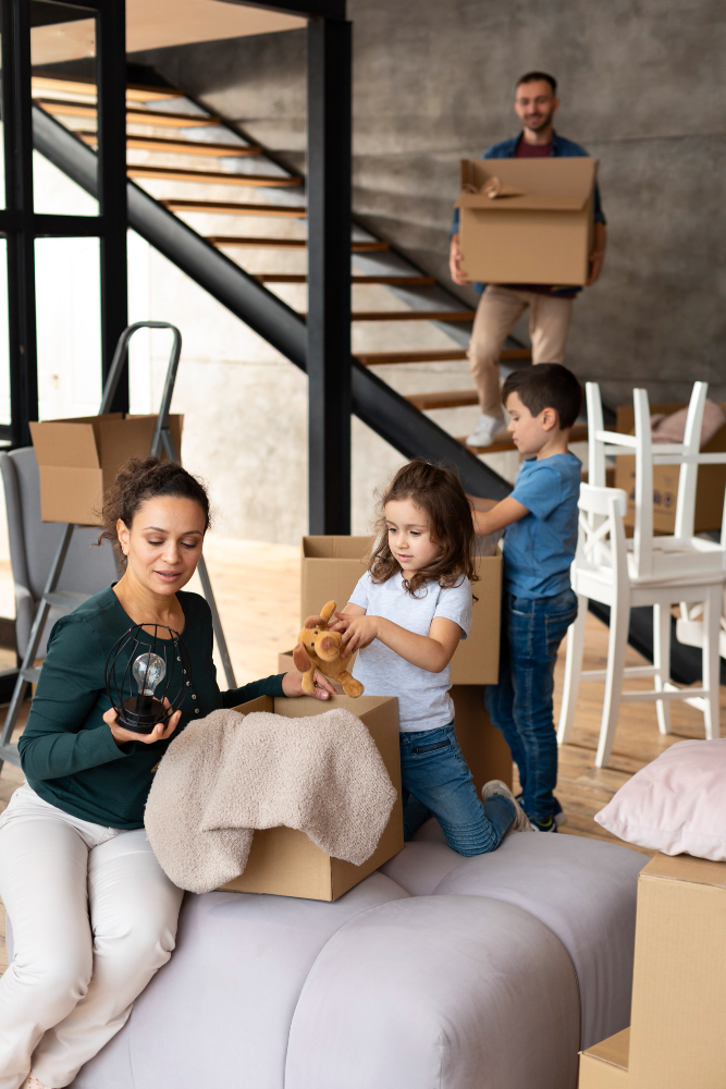 Famille emménageant dans une nouvelle maison