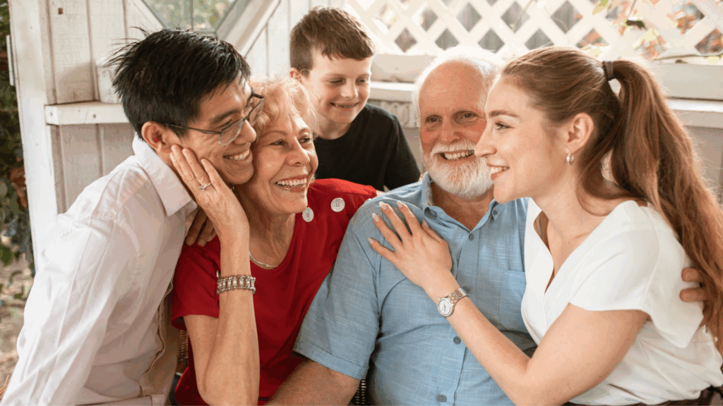 On aperçoit une famille heureuse