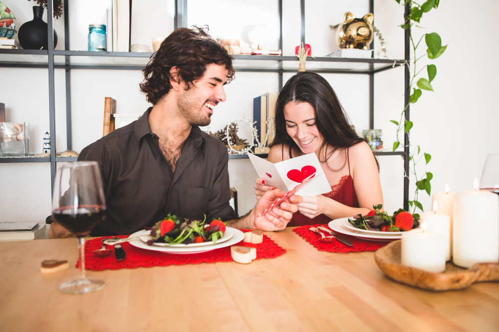 un couple, un homme et une femme célèbre la saint valentin