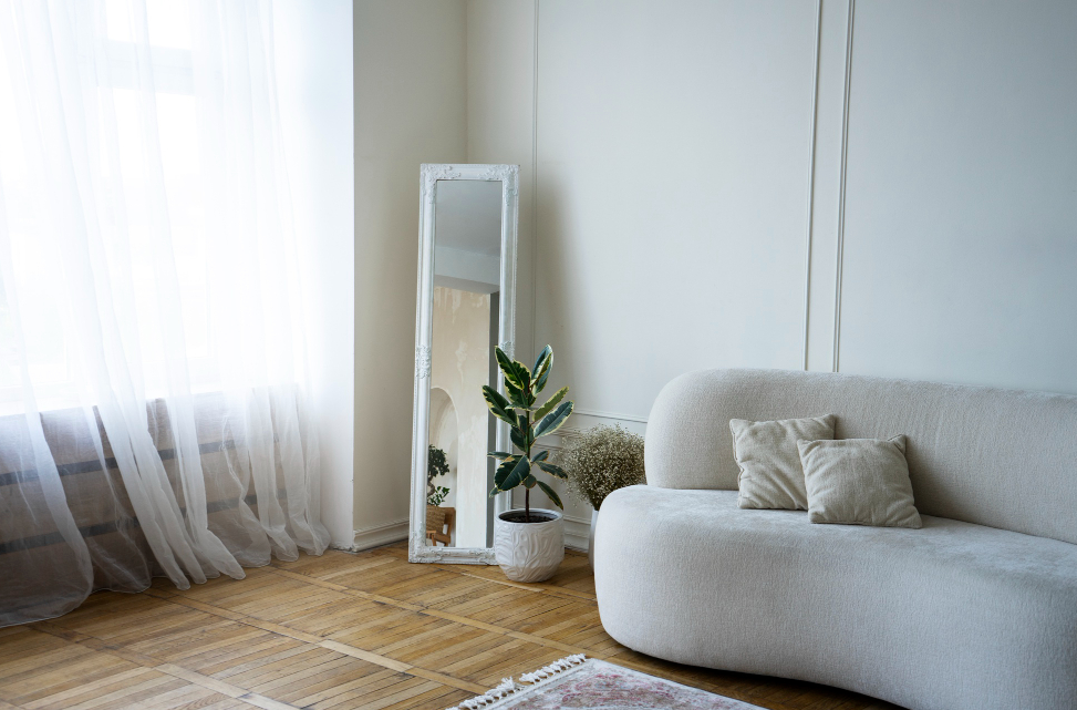 appartement moderne décoré avec un canapé blanc et un miroir