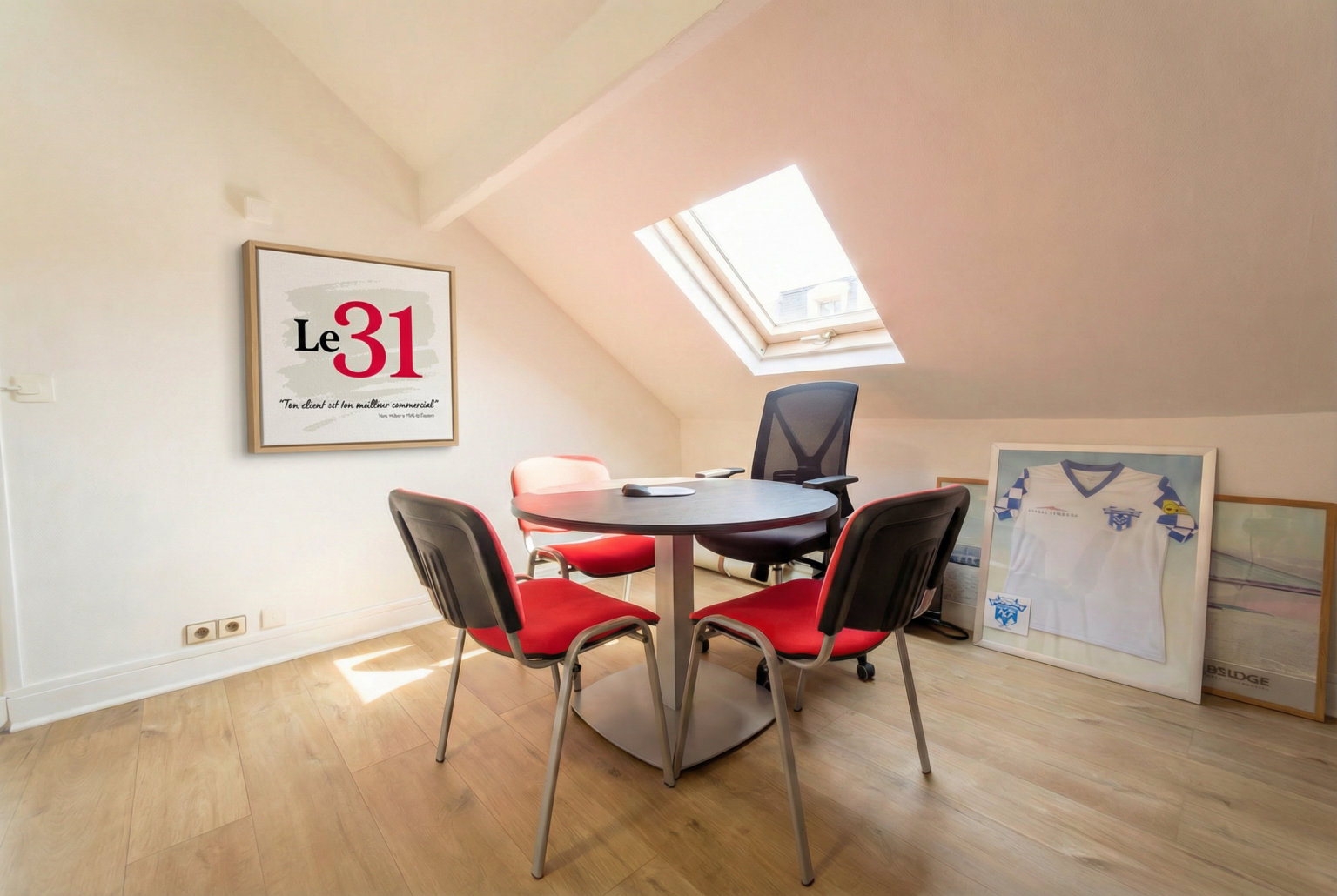 freepik__sur-img1-sur-le-mur-vide-tu-peux-ajouter-img2-sous__7718