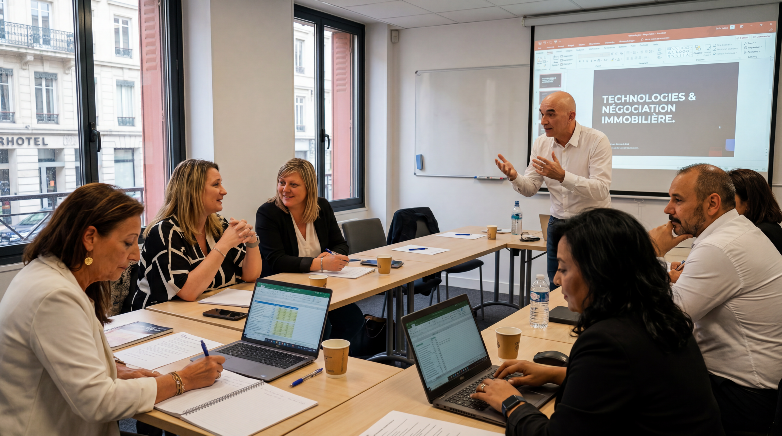 Travail collaboratif entre conseillers en immobilier au coworking
