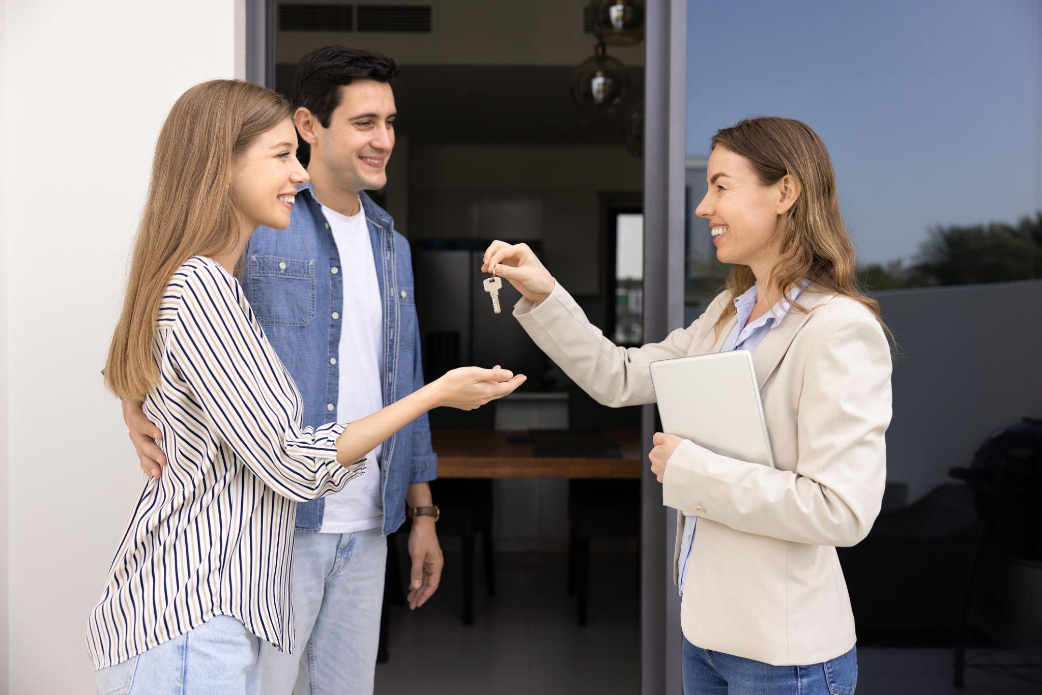 Jeune couple dans sa nouvelle maison accompagné par France Demeure