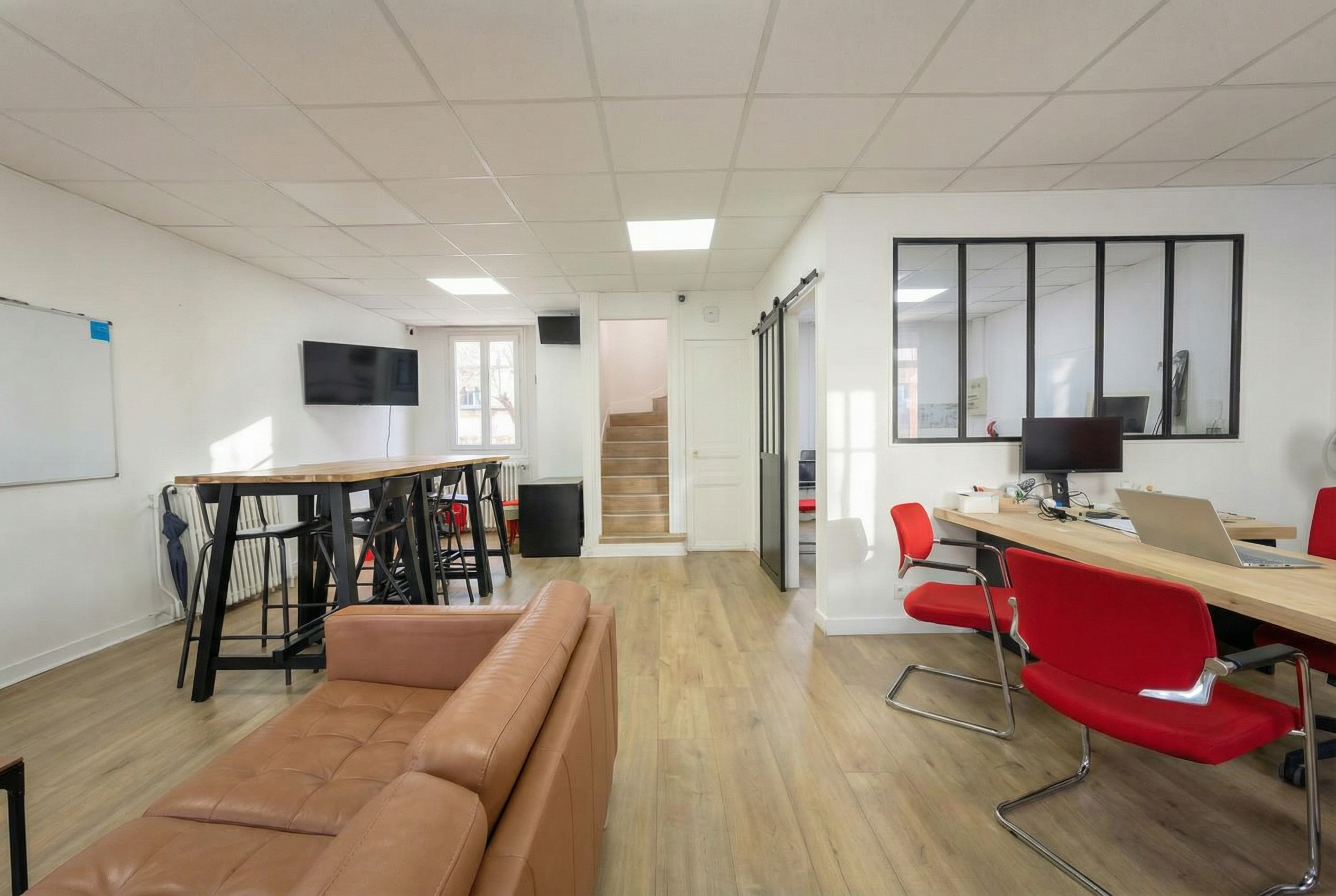 Salle de réunion pour recevoir vos clients au 31, coworking Franconville